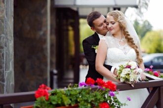 10 Essential Tips for Creating an Elegant Wedding Invitation