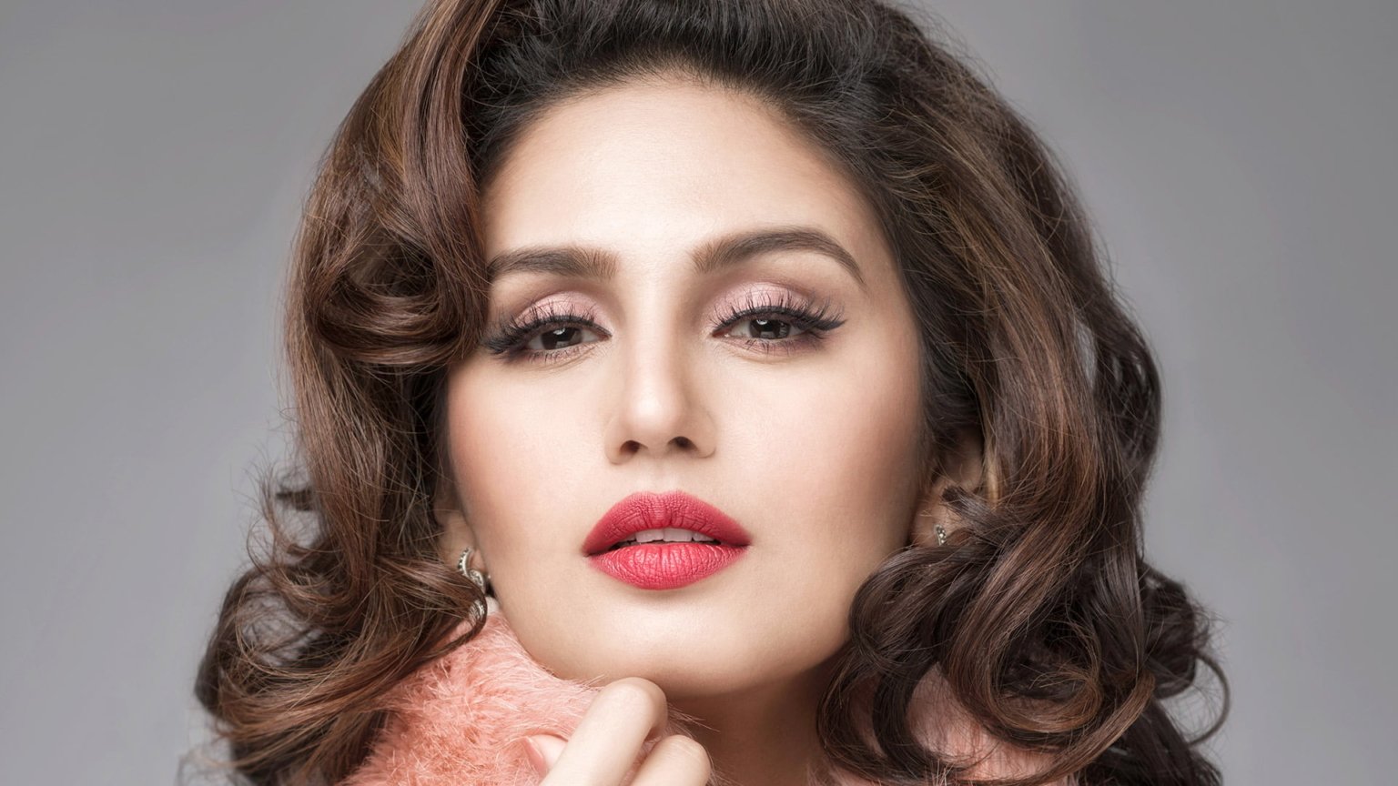 Huma Qureshi 4K wallpaper portrait, Huma Qureshi HD 4K wallpaper, Huma Qureshi glamorous 4K wallpaper, Huma Qureshi actress 4K wallpaper, Huma Qureshi stylish 4K desktop wallpaper